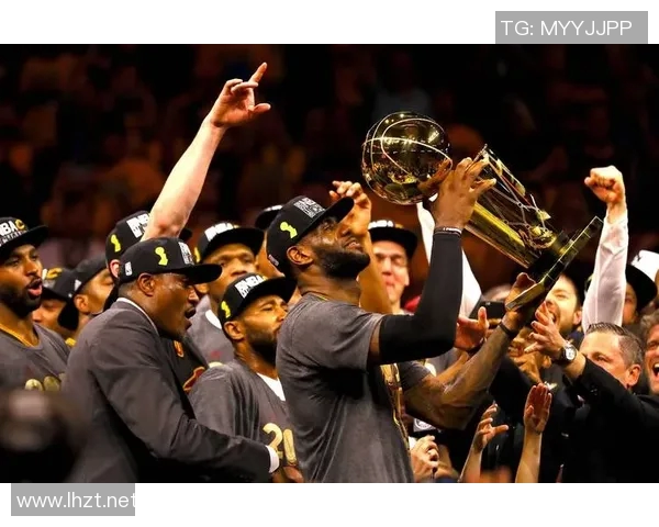 足球巨星加盟湖人队引发体育界热议球迷期待跨界合作新篇章